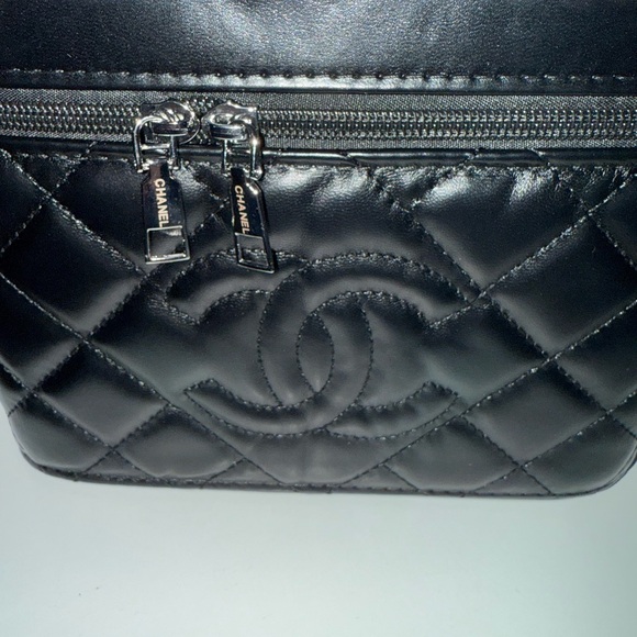 CC Black Quilted Leather Vanity Case - Picture 4 of 10